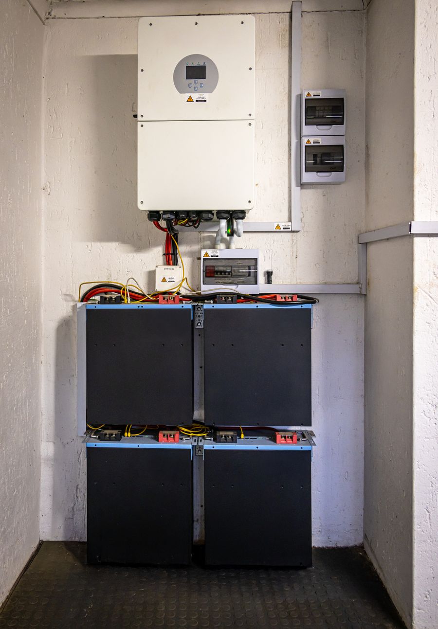 Inversor y banco de baterías de un sistema solar autónomo