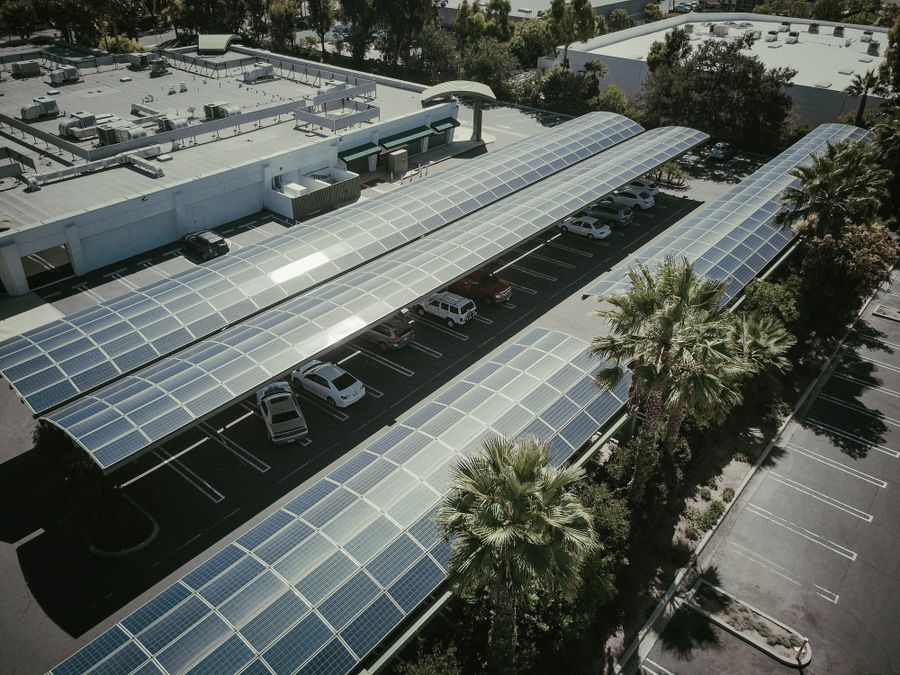 Estacionamiento solar en inmueble comercial