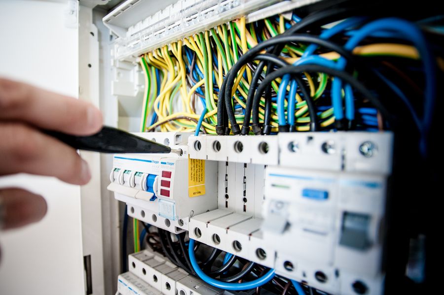 Tablero eléctrico industrial con interruptores termomagnéticos